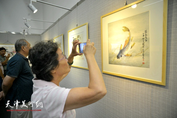 “芳华锦绣”吴振江岭南画派花鸟画精品展在图书馆开幕。