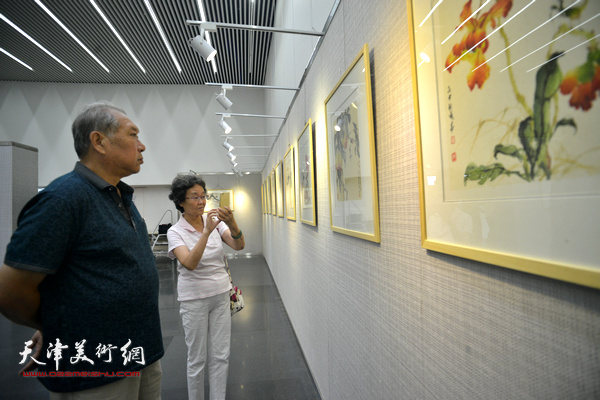 “芳华锦绣”吴振江岭南画派花鸟画精品展在图书馆开幕。