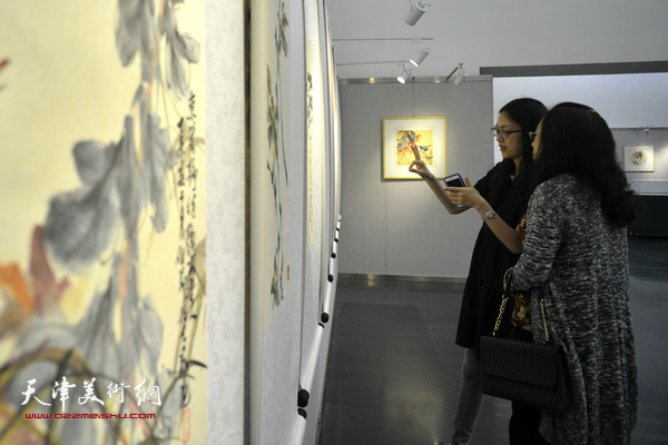 “芳华锦绣”吴振江岭南画派花鸟画精品展在图书馆开幕。