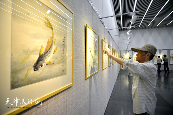 “芳华锦绣”吴振江岭南画派花鸟画精品展在图书馆开幕。