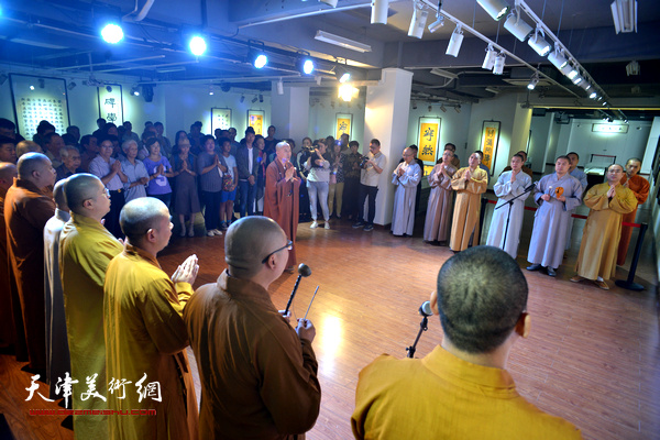 僧众齐声讽诵《心经》祈愿展览圆满吉祥，与会大众身心轻安，福慧增长。