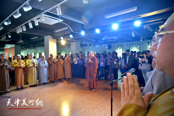 僧众齐声讽诵《心经》祈愿展览圆满吉祥，与会大众身心轻安，福慧增长。