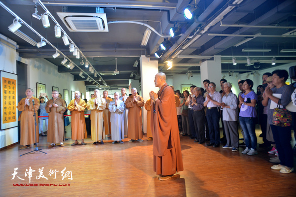 僧众齐声讽诵《心经》祈愿展览圆满吉祥，与会大众身心轻安，福慧增长。