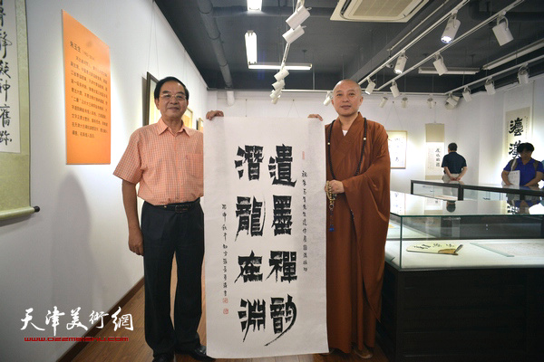 智如法师与张长勇先生在展览现场。