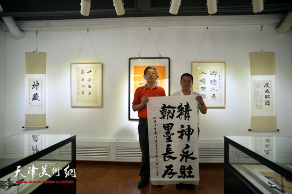 臧志建与鸿德艺术馆馆长王念在展览现场。