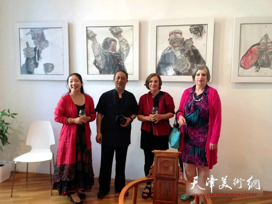 2016年5月姚海峰在“翰墨东方”中国画作品维也纳邀请展上与国外女艺术家在一起。