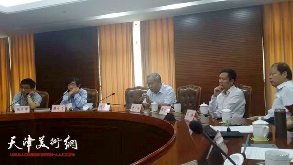 上海天津书法交流展座谈会在上海文联会议室举行。