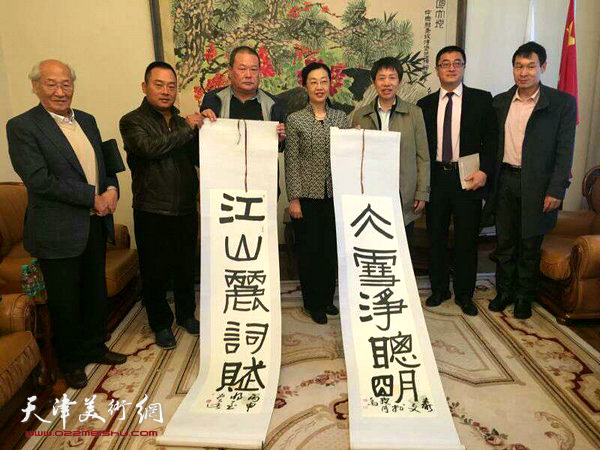 中国驻圣彼得堡总领事馆郭敏、总领事接受马孟杰赠送作品
