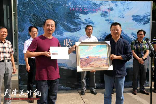 图为油画家张鉴墙向淮阴师范学院赠送个人作品。