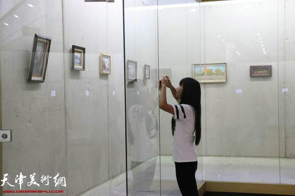 图为师生参观艺术展。