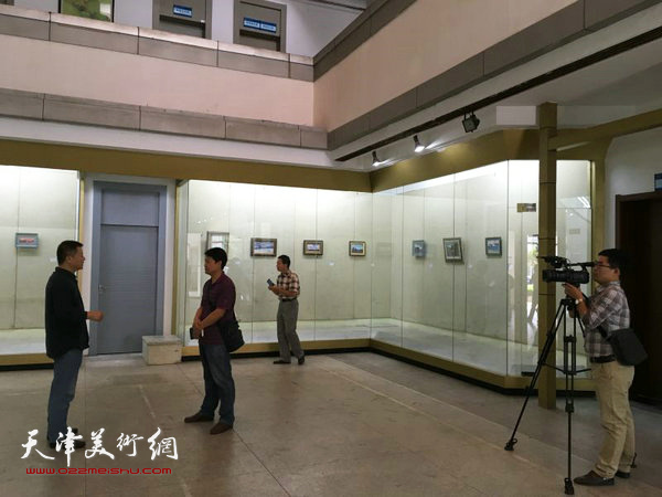 图为师生参观艺术展。