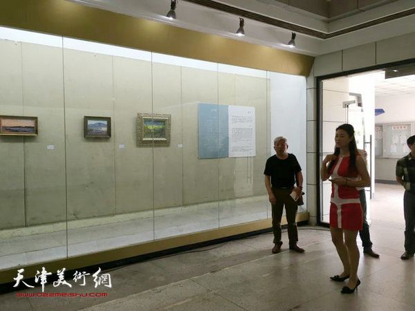 图为师生参观艺术展。