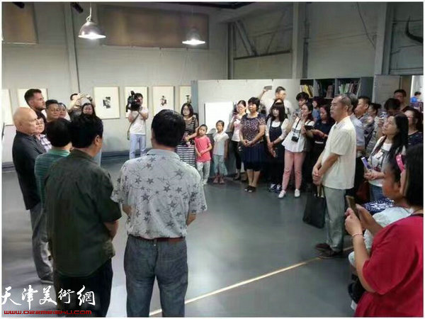 “灵动之美—伊日·布拉兹达版画藏书票艺术巡回展”在汉沽国际版画藏书票收藏馆开幕。