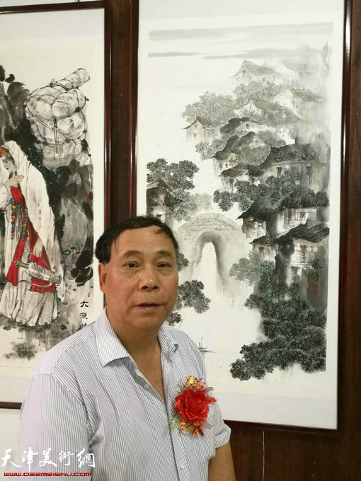 画家郭凤祥在画展现场。