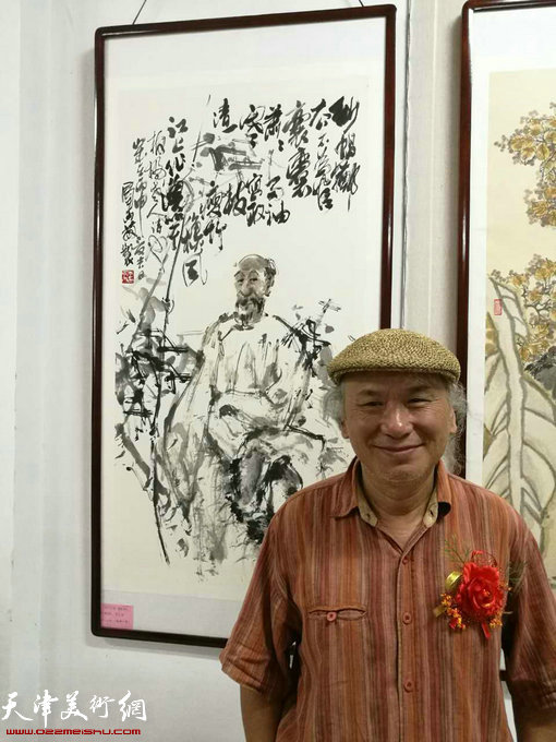 画家李风雨在画展现场。