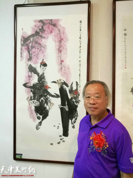 画家王金厚在画展现场。