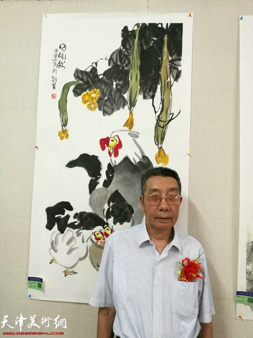 画家曹剑英在画展现场。