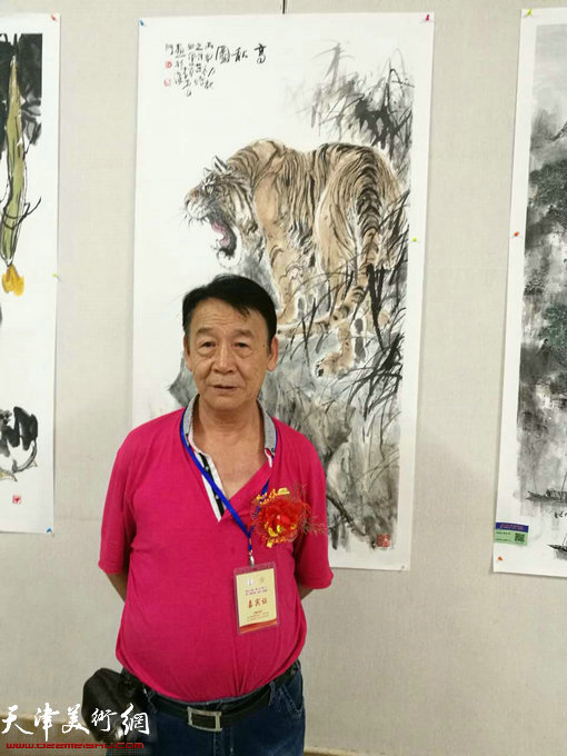 画家赵玉山在画展现场。