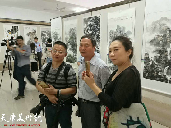 画家邢立宏在画展现场。