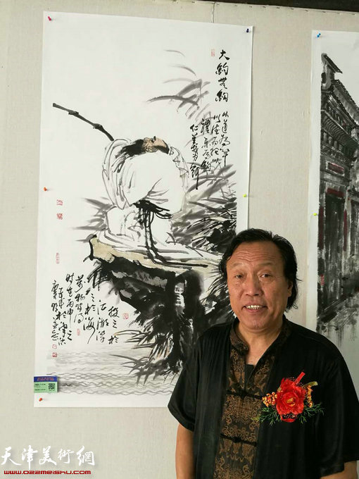 画家任庆明在画展现场。