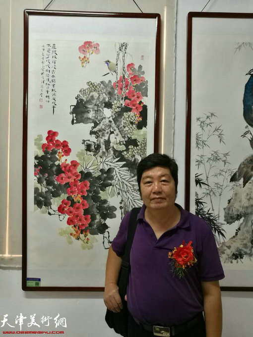 画家王惠民在画展现场。