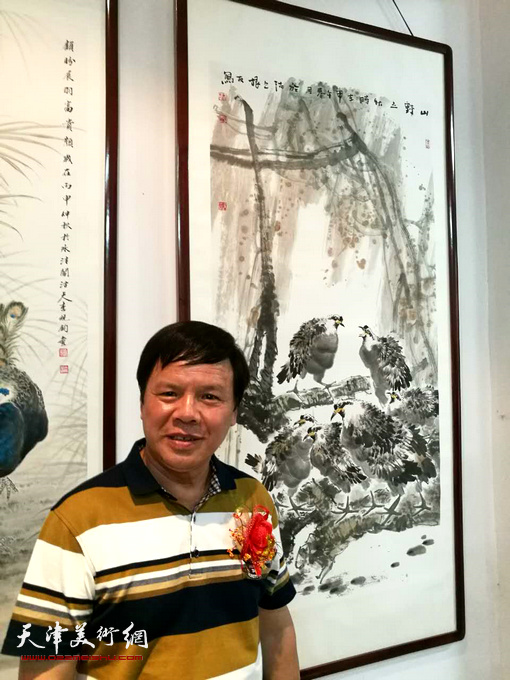 画家李根友在画展现场。