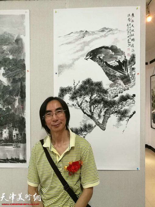 画家卢津艺在画展现场。