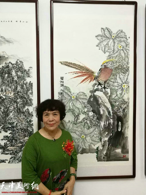 画家史玉在画展现场。