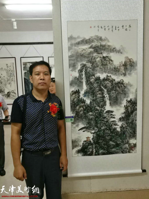 画家徐庆举在画展现场。