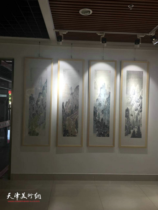 图为画展现场。