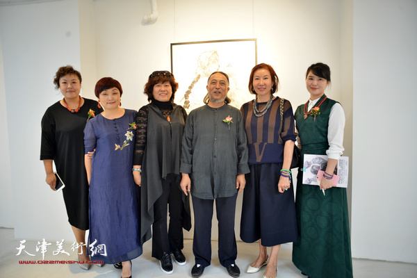 姚海峰夫妇与阎妍、刘冬梅、冯筱兰、何艳萍在画展现场。