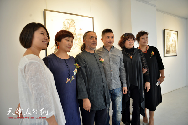 姚海峰夫妇、阎妍、刘冬梅与来宾在画展现场。