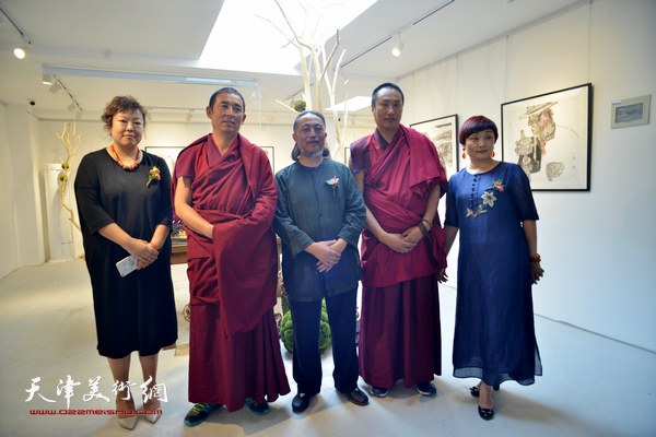 姚海峰与高僧在画展现场。