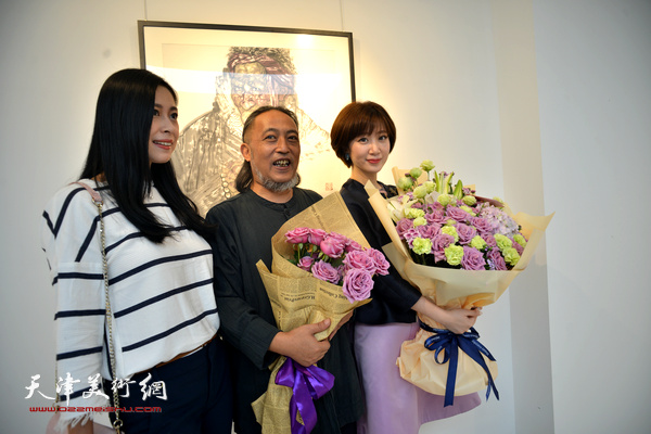 姚海峰与张馨、宋晗在画展现场。