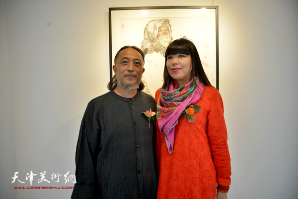 姚海峰与肖冰在画展现场。