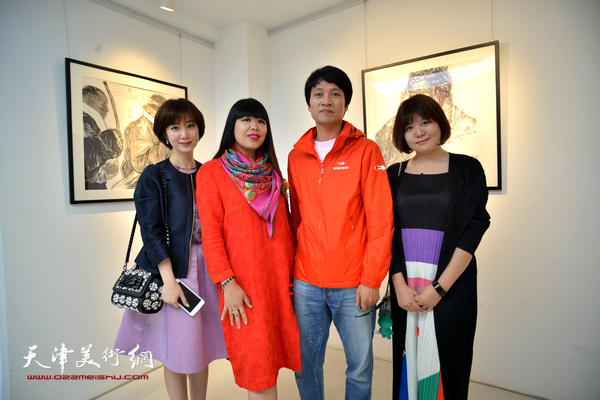 肖冰、咸景洛、张馨、琪琪在画展现场。