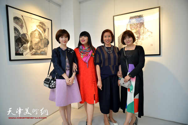 肖冰、冯筱兰、张馨、琪琪在画展现场。
