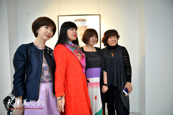 肖冰、刘冬梅、张馨、琪琪在画展现场。
