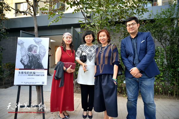 吴俊华、郭红梅、冯筱兰、郭亚辰在画展现场。