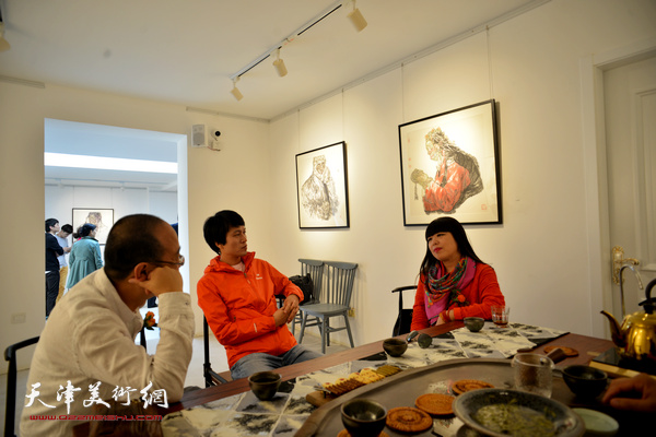马驰、肖冰、咸景洛在画展现场。