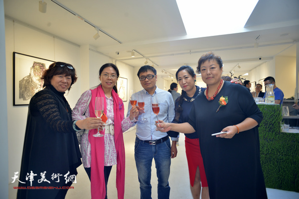 阎妍、刘冬梅、张林等举杯庆祝画展成功。