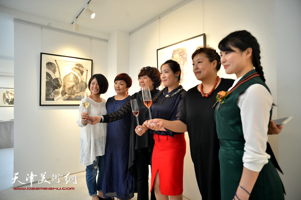 阎妍、刘冬梅、何艳萍等举杯庆祝画展成功。