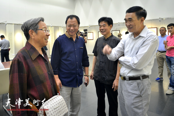 韩嘉祥、李云光在书法展上与来宾交流。