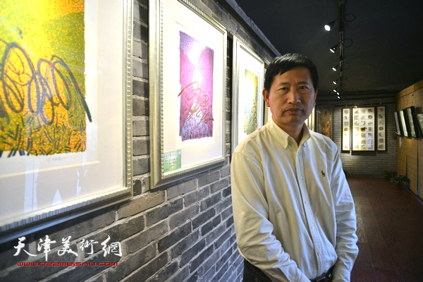 李桂金在画展现场。