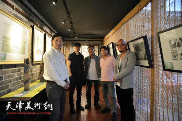 左起：李桂金、李旺、顾文忠、肖培金、王凤立在画展现场。