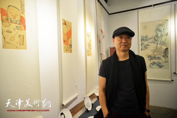 李旺在画展现场。