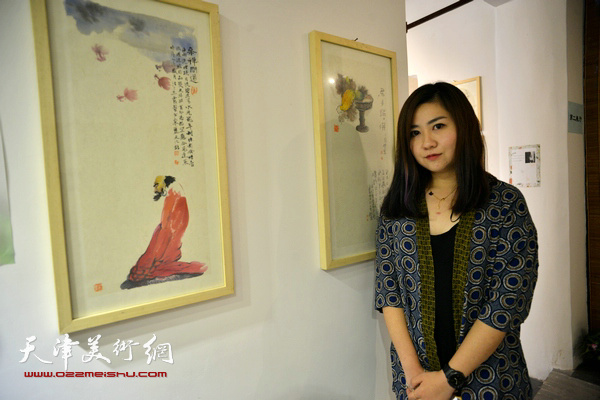 王霞在画展现场。