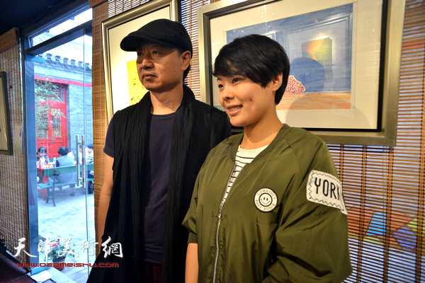 李旺、朱俐颖在画展现场。
