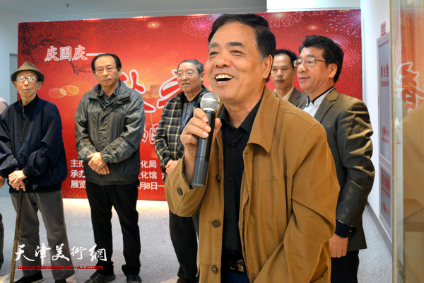 嘉宾代表杨连生祝贺“秋之韵”书画展举办。