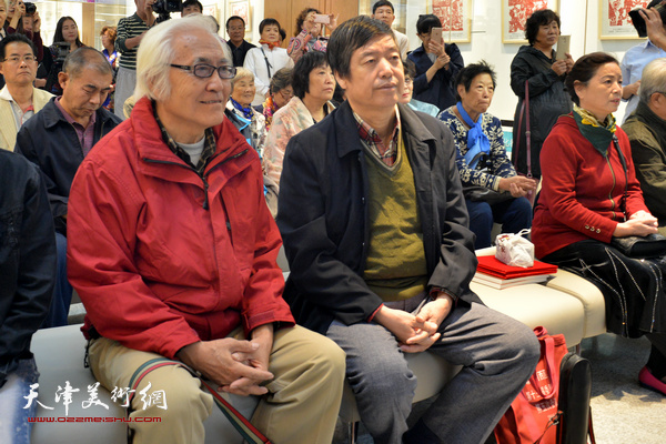 陈元龙、李庆增在书画展开幕仪式上。